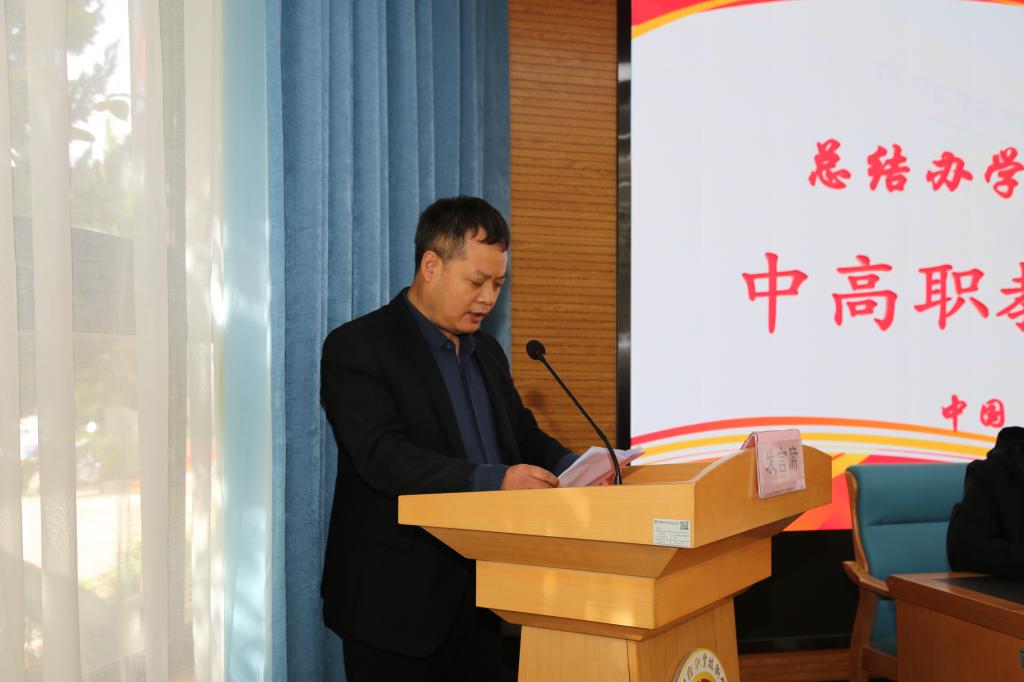 礼泉县第二中学副校长张九月交流发言