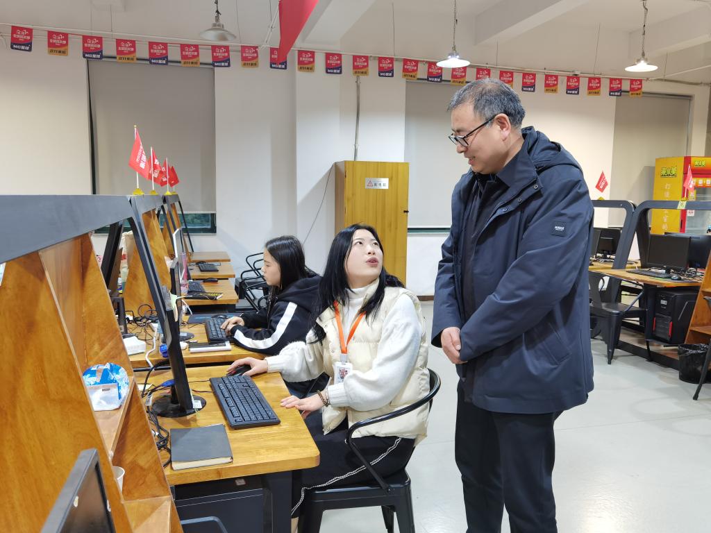 程书强与默林服饰实习学生冯小丽亲切交谈